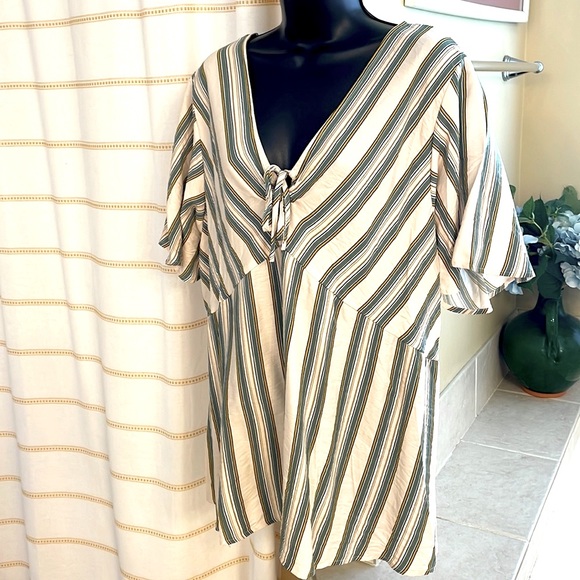 Suzanne Betro | NWOT GREEN & IVORY FRONT TIE FLUTTER SLEEVE TUNIC - Picture 3 of 6